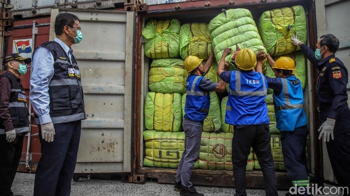 Ribuan Bal Pakaian Bekas Impor Ilegal Disita dari Jakarta dan Kalbar