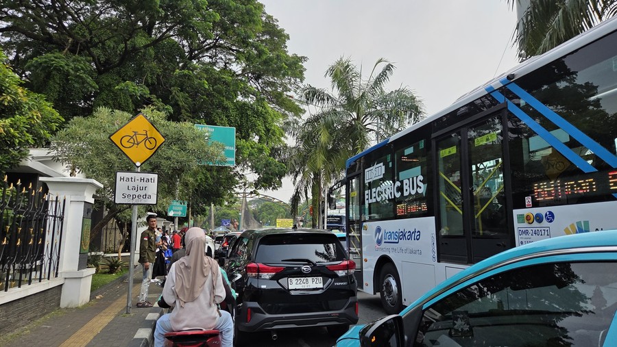 Antrean Kendaraan Menuju TM Ragunan Mengular Hingga 1,5 Kilometer
