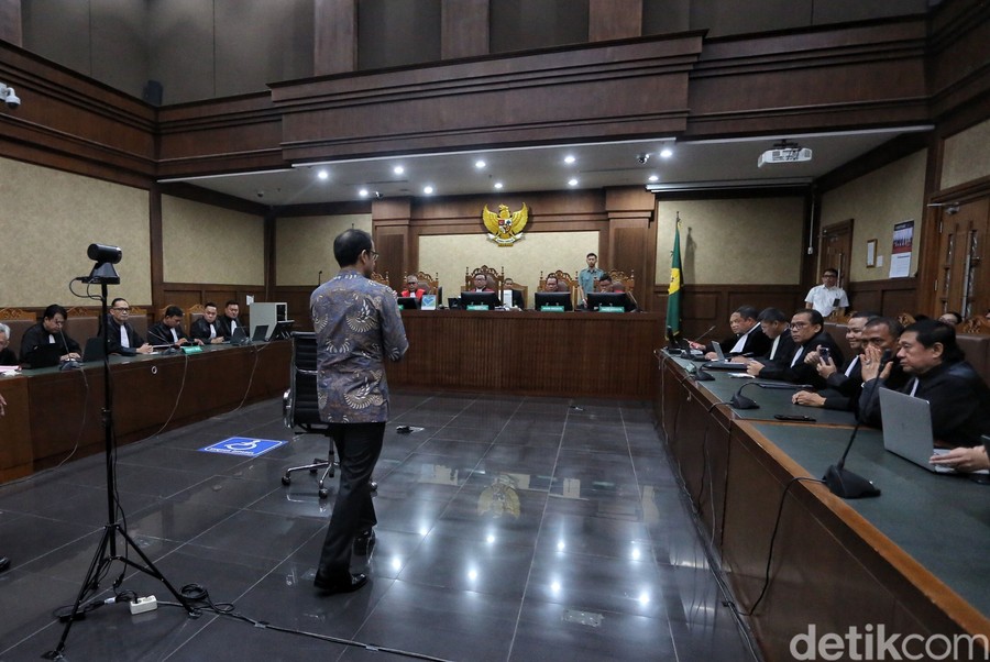 Pengadilan Tindak Pidana Korupsi Jakarta menolak tuntutan jaksa penuntut umum Kejaksaan Agung yang meminta mantan Menter