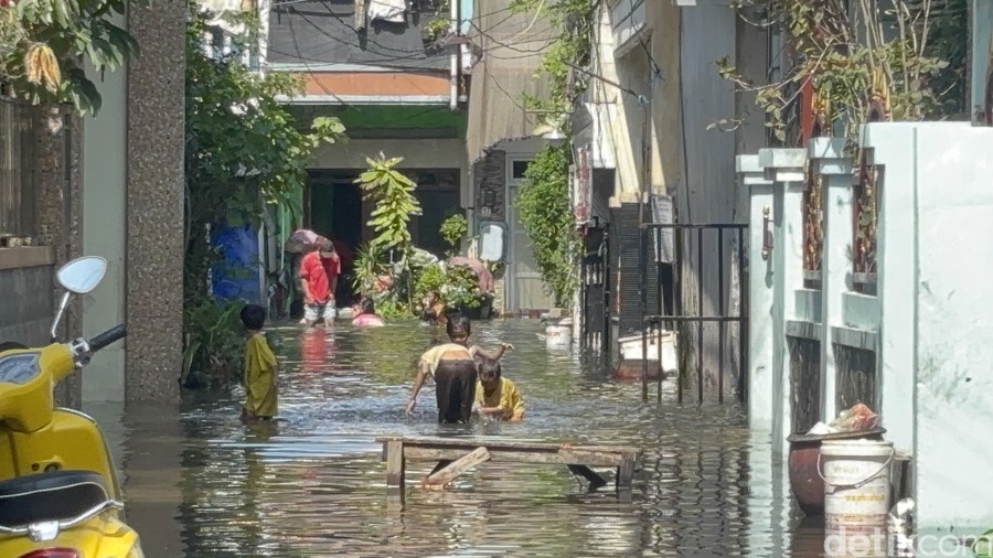 Hujan Deras Picu Banjir di Surabaya, Ketinggian Air di Sejumlah Titik Capai Setengah Meter
