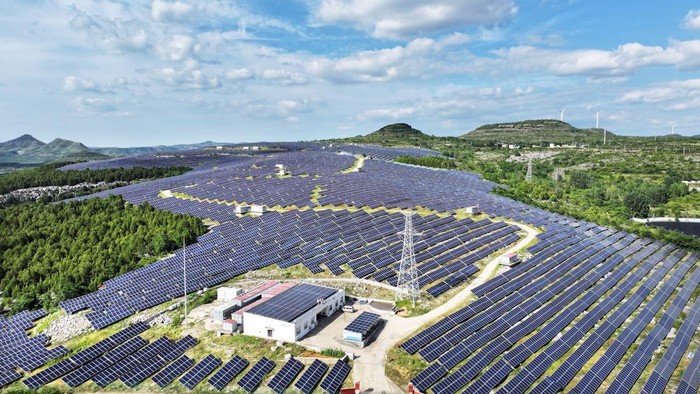 Panel Surya Ubah Lahan Tandus Jadi Sumber Energi Bersih
