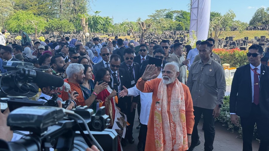 PM India Sapa Warga dan Layani Ajakan Selfie Usai Kunjungi Prambanan
