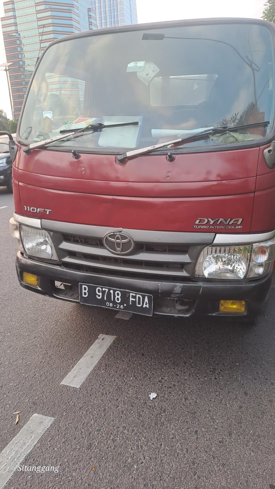 Truk Mogok di Depan Polda Metro Jaya, Proses Evakuasi Masih Berlangsung