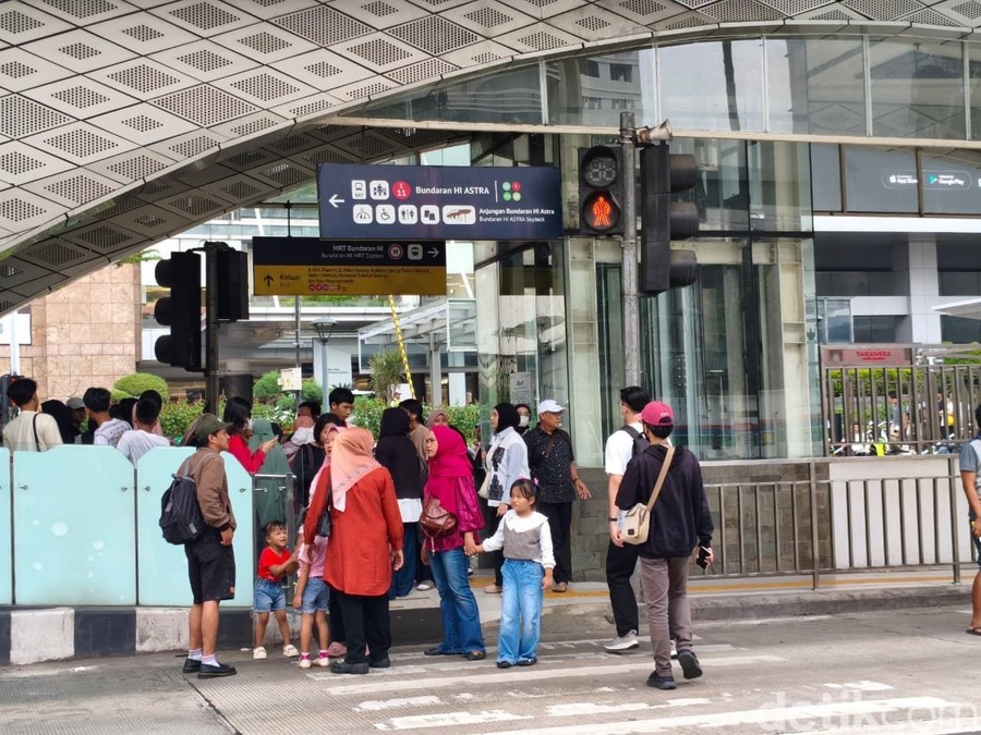 Halte Bundaran HI Ramai Warga, Antusias Sambut Puncak HUT Jakarta ke-499