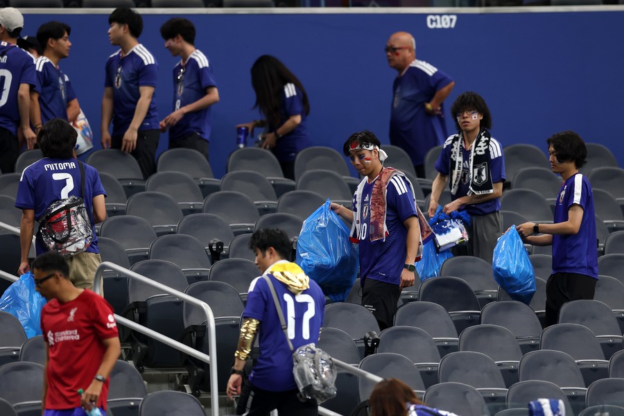 Saat Suporter Jepang Bersih-bersih Stadion Piala Dunia Malah Tuai Kritikan