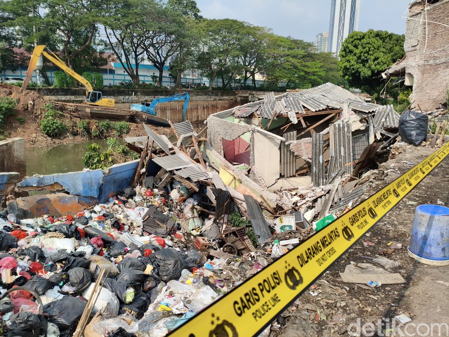 Serba-serbi Rumah di Benhil Ambruk karena Longsor Pinggir Kali