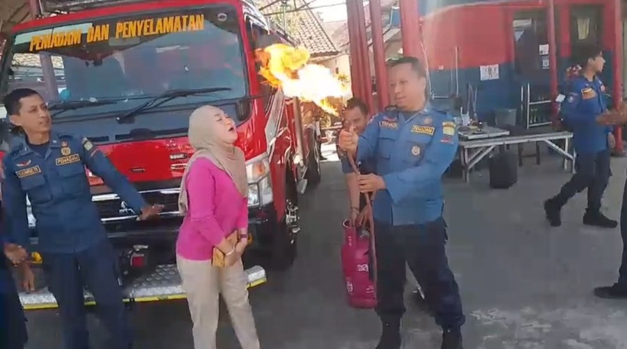 Rayakan Ulang Tahun, Warga Sumedang Minta Damkar Padamkan Api LPG sebagai Pengganti Tiup Lilin