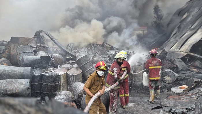 Kebakaran Pabrik Sandal di Tangerang Akhirnya Padam Setelah Hampir 21 Jam