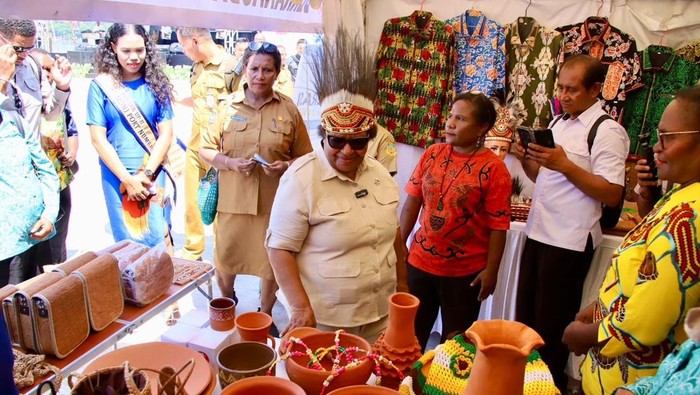 Wamendagri Ribka Buka Pasar Murah dan Pameran UMKM di Papua