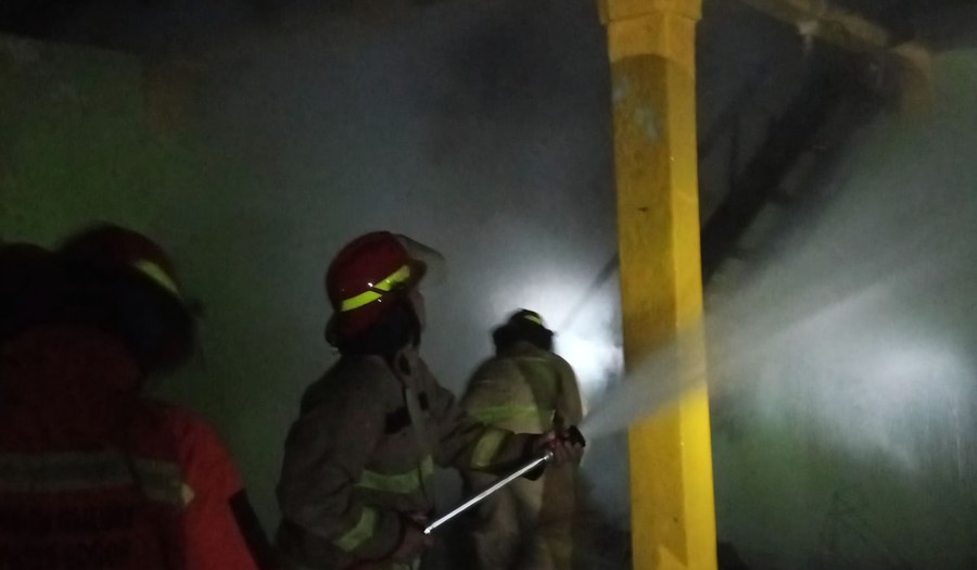 CIAMIS, Beritaseputar.com — Sebuah majelis taklim yang berada di lingkungan pesantren di kawasan Jambu Luwuk, Kecamatan Ciawi, Kabupaten Bogor, dilanda kebakaran pada Senin (6/7/2026). Berdasarkan informasi awal yang dihimpun, peristiwa nahas ini diduga kuat dipicu oleh korsleting listrik setelah sebuah telepon seluler (HP) meledak saat sedang diisi daya.