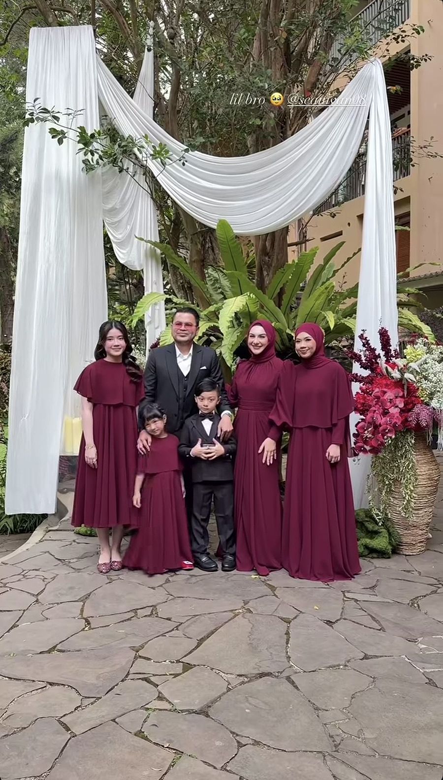 Gaya Simpel Irish Bella di Pernikahan Adik, Bergaun Marun