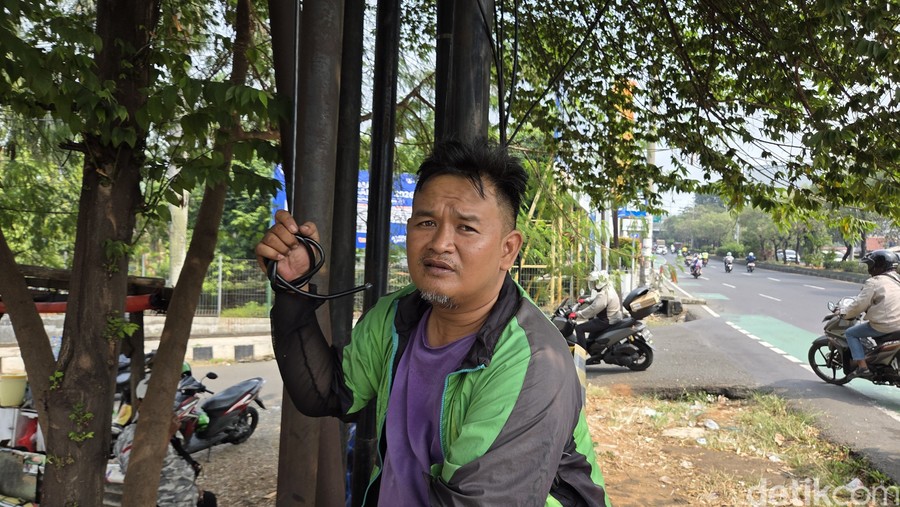 Truk Wing Boks Seruduk Sejumlah Motor di Lampu Merah Persimpangan Unisma, Sopir Ditemukan Pingsan