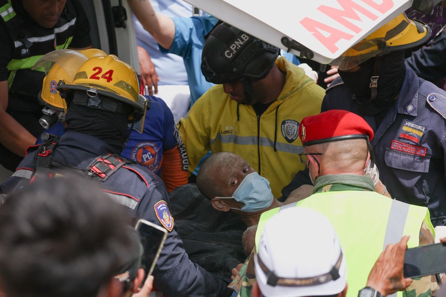 Dramatis! Ayah-Anak Selamat Usai 4 Hari Tertimbun Puing Gempa Venezuela