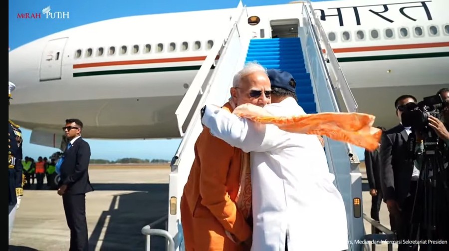 Prabowo Lepas Kepulangan PM India di Bandara YIA, Pelukan dan Saling Hormat