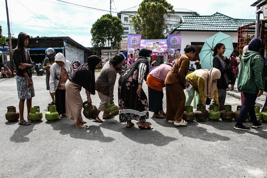 Warga Palangka Raya Rela Antre Demi Elpiji Bersubsidi dalam Operasi Pasar
