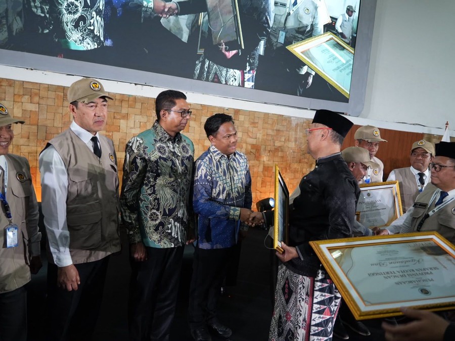 Jakarta - Kepolisian Republik Indonesia menerima penghargaan dari Kementerian Haji dan Umrah RI atas kontribusi signifikan dalam menyukseskan penyelenggaraan ibadah haji tahun 1447 Hijriah/2026 Masehi. Apresiasi ini diberikan langsung oleh Menteri Haji dan Umrah, Mochamad Irfan Yusuf yang akrab disapa Gus Irfan, kepada Direktur Tindak Pidana Tertentu Bareskrim Polri, Brigadir Jenderal Polisi Mohammad Irhamni, yang mewakili institusi Korps Bhayangkara.