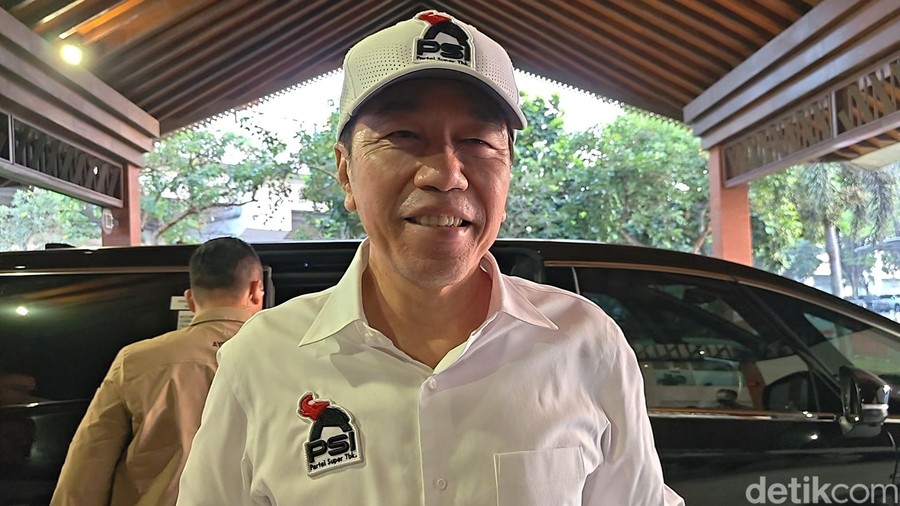 Jokowi Pakai Jaket PSI saat Safari Politik di Lampung, Buka Suara soal Status Keanggotaan