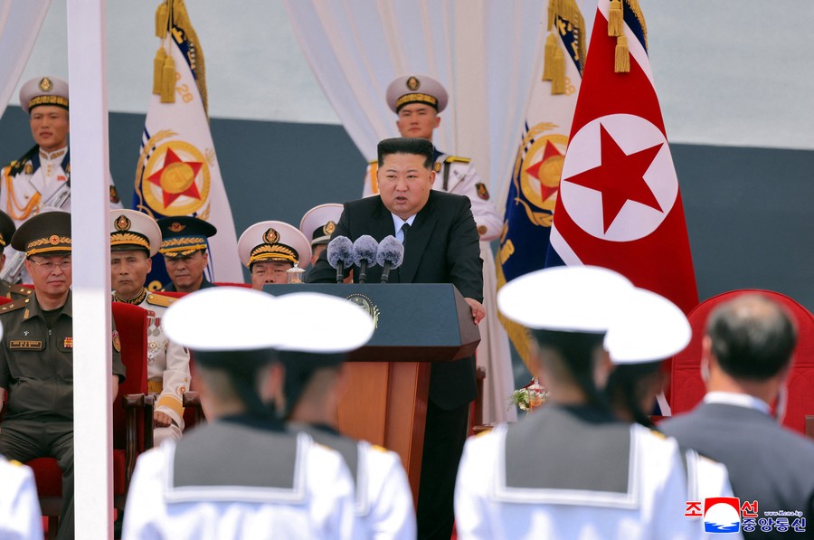Kim Jong Un Pasang Senjata Nuklir AL Korut, Mau Bangun Kapal Perang 10.000 Ton   Jakarta  - Pemimpin Korea Utara Kim Jon