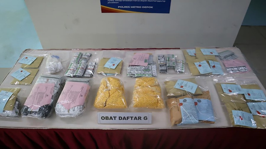 Penjual Obat Keras Berkedok Jual Sembako di Depok Dibekuk, 33.708 Pil Disita