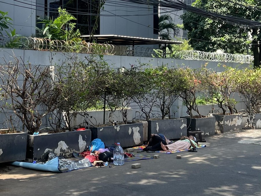 WNA Pencari Suaka Kembali Gelar Aksi ‘Camping’ di Trotoar Belakang Kantor UNHCR
