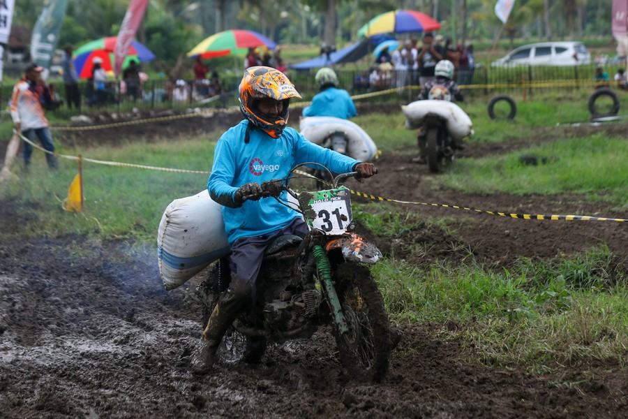 Balap Manol Gabah, Tradisi Unik Buruh Angkut di Banyuwangi yang Menggembirakan