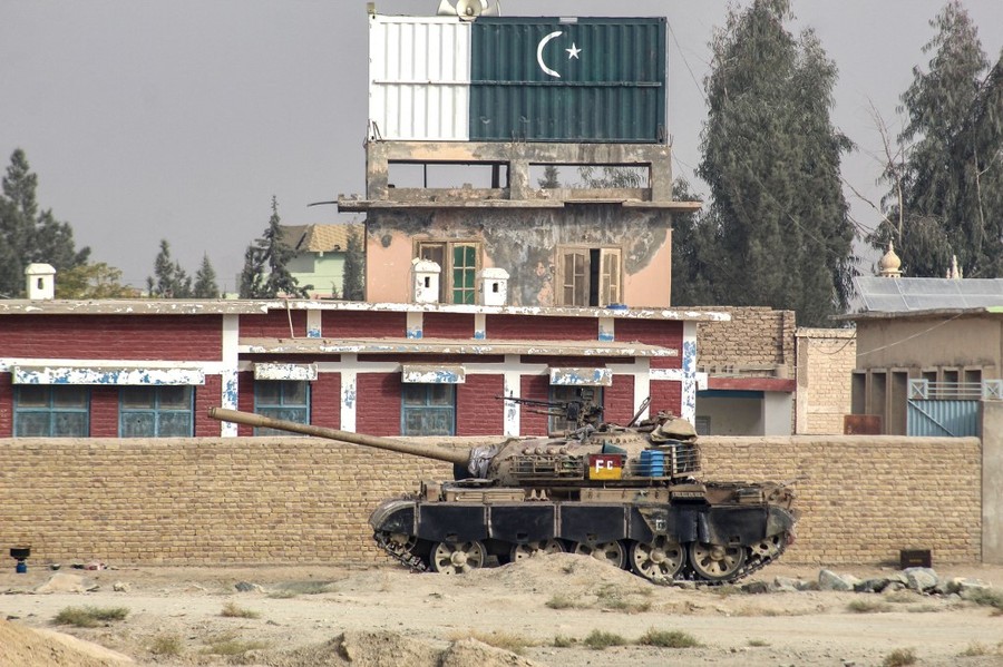Ketegangan antara Pakistan dan Afghanistan kembali memanas setelah Islamabad melancarkan serangan udara di wilayah timur
