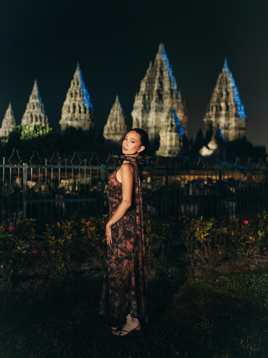 Transformasi Estetik NIKI di Pelataran Candi Prambanan