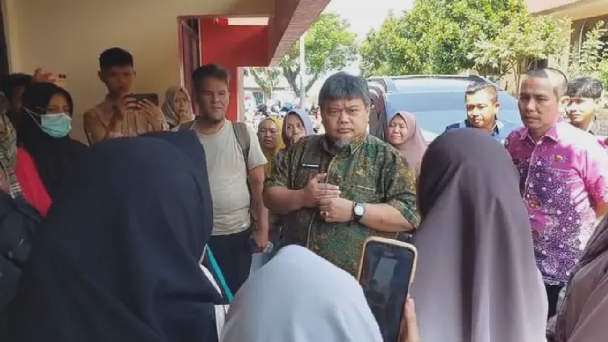 Ratusan Orang Tua Serbu Disdikbud Bandar Lampung Protes Hasil SPMB