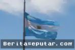 Di sebuah kafe kecil di bilangan Kemang, Jakarta Selatan, aktor sekaligus pecinta sepak bola Ibnu Jamil hanya bisa menatap layar televisi dengan ekspresi campur aduk. Argentina, tim kesayangannya, baru saja kebobolan dua gol cepat dari Mesir. Tangannya sesekali menepuk dahi, sementara cangkir kopinya mendingin tak tersentuh.