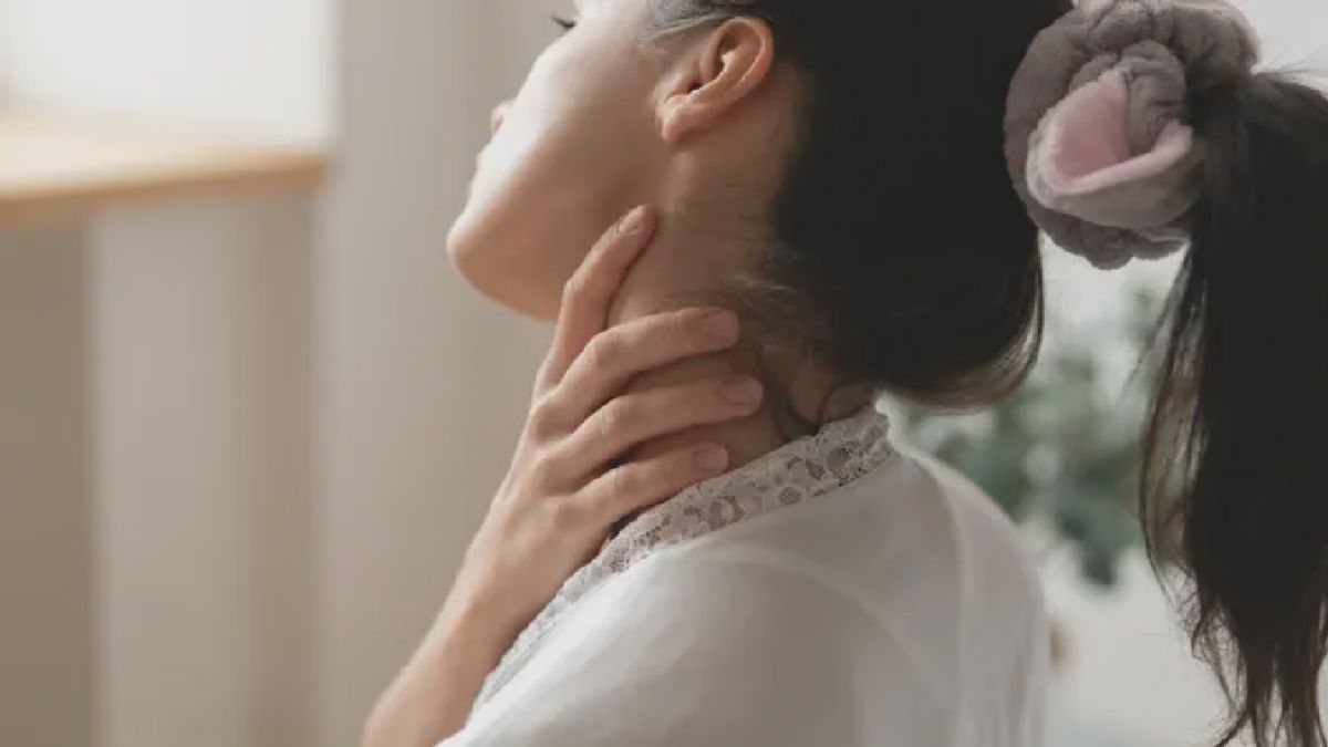Leher Kaku Saat Bangun Tidur? Atasi dengan Gentle Neck Flow 12 Menit