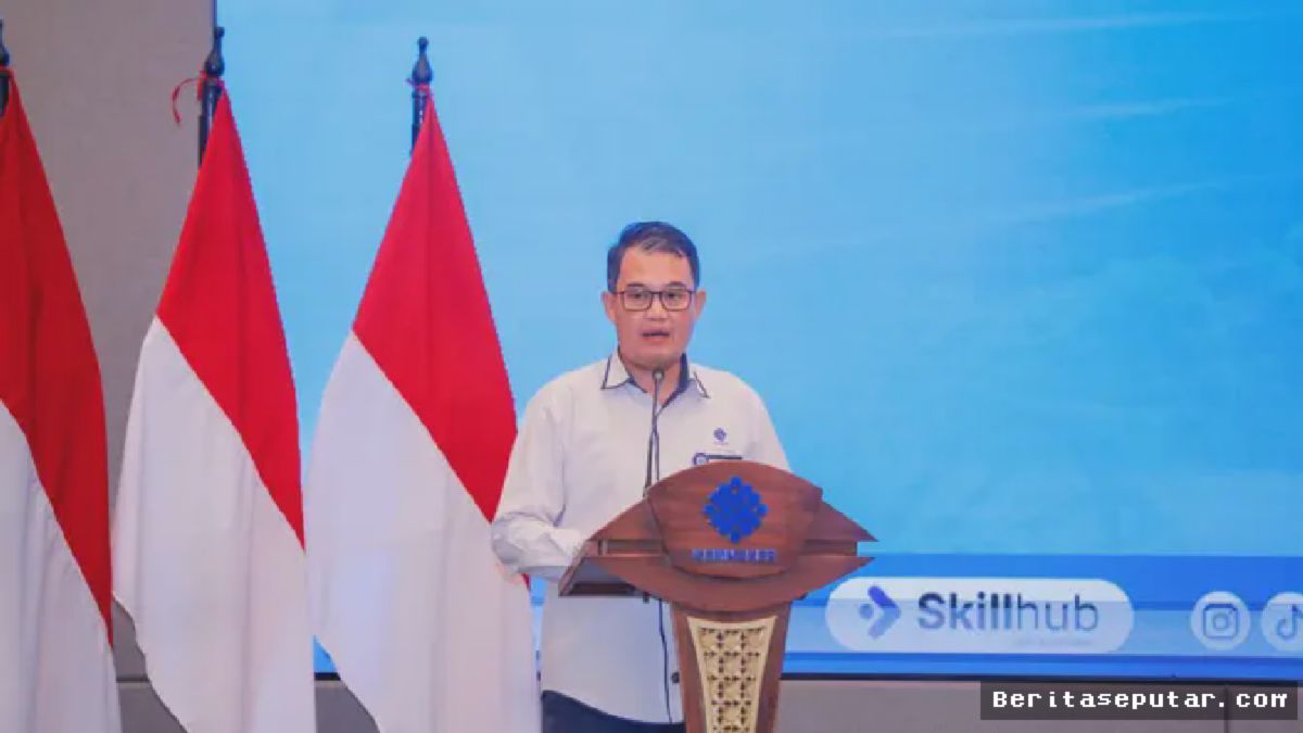 Rina menatap jahitan terakhir pada tas anyaman kulit sintetis di hadapannya. Jemarinya