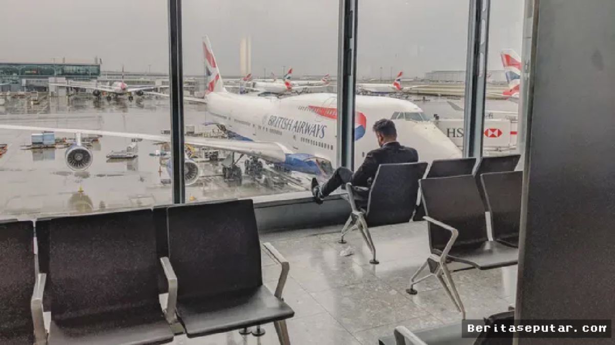Di Antara Dua Penerbangan: Potret Kehidupan yang Mengambang di Ruang Tunggu Bandara