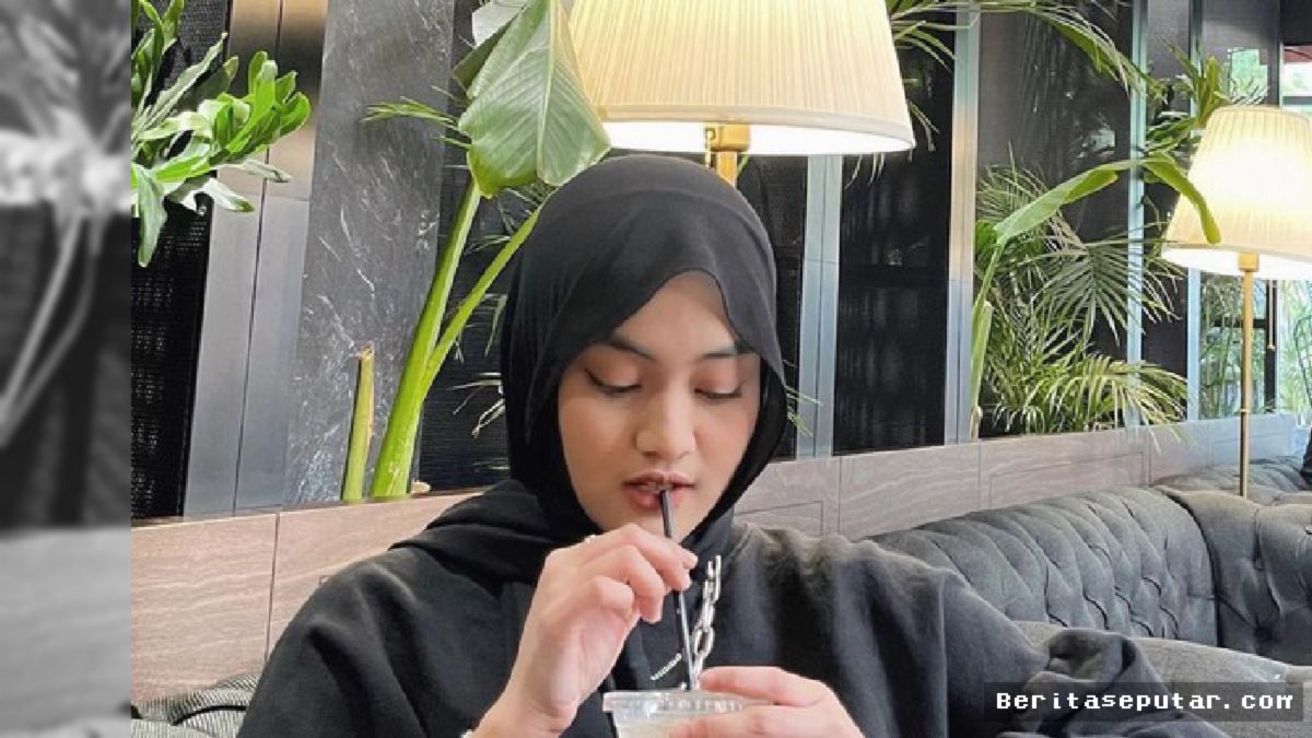 Jakarta — Penyanyi Eltasya Natasha Dilamar Kekasih di Kafe Kekinian