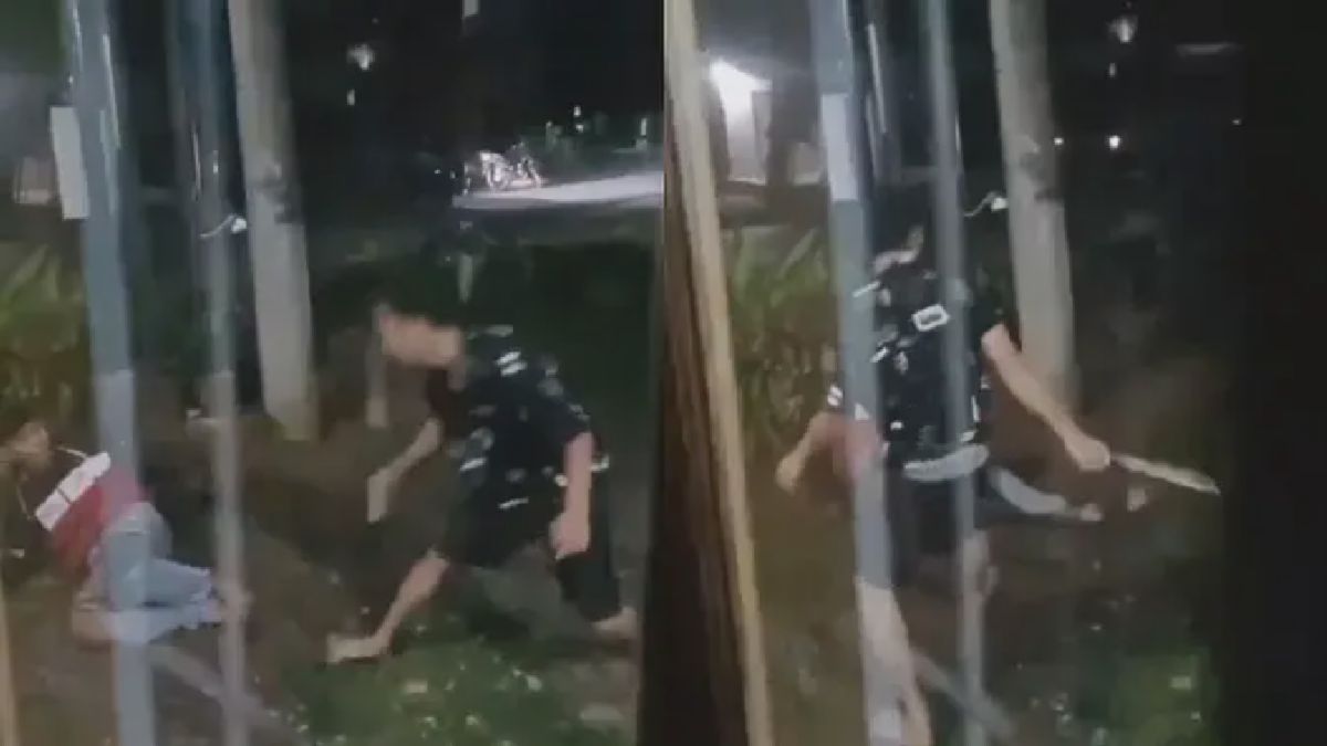 Video Viral Pelaku Bacok Pria di Jalanan Gegerkan Warga