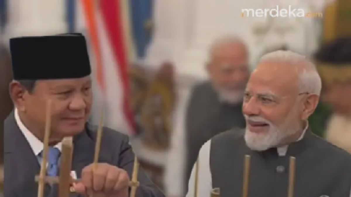 Prabowo Subianto Beri Modi Angklung Cendera Mata di Istana Merdeka