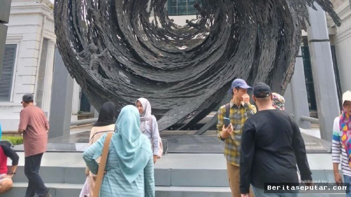 Suara tawa anak-anak memecah heningnya pagi di pelataran Museum Nasional Indonesia. Bukan