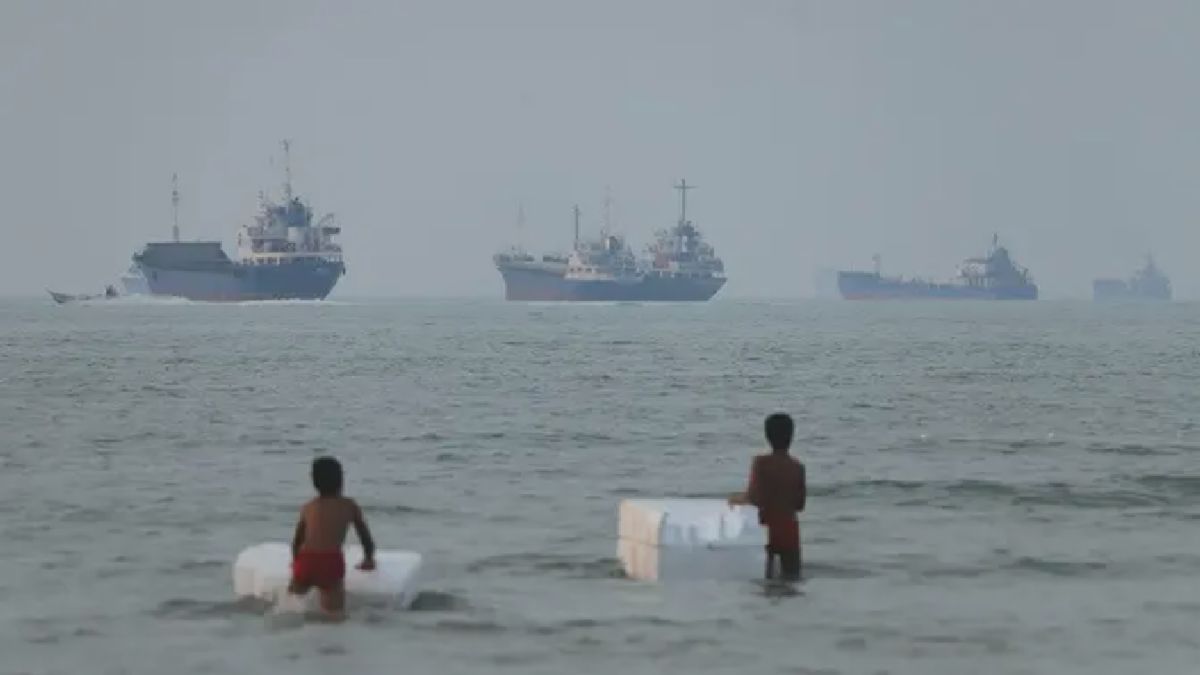 Anak-Anak Bermain di Tengah Kapal Selat Hormuz Memanas
