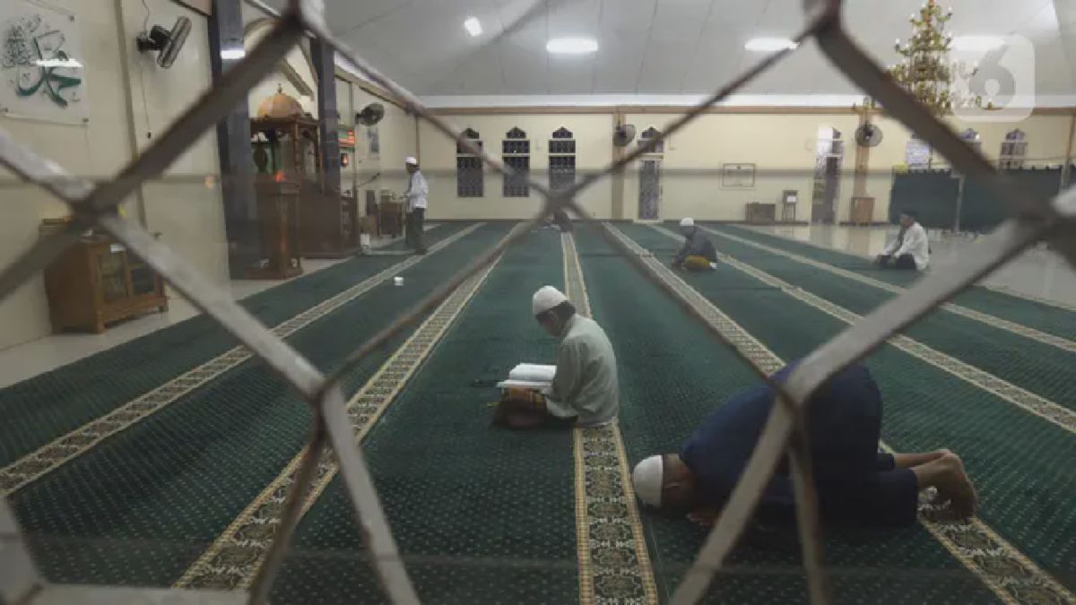 Warga Cikampek Itikaf di Masjid Sambut Malam Lailatul Qadar