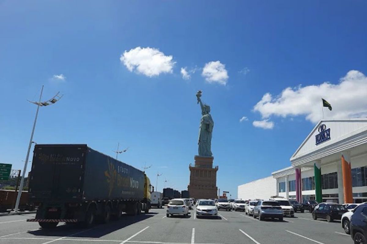 Replika Patung Liberty Brasil Roboh, Dunia Maya Gempar oleh Video Viral