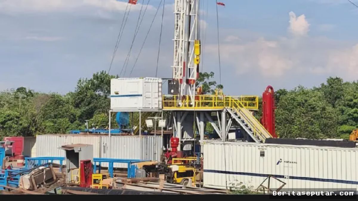 Di pagi yang redup, deru mesin rig pengeboran di salah satu anjungan