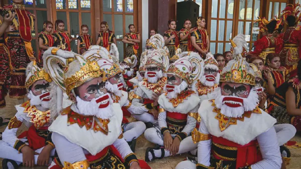Surabaya Gelar Festival Remo Yosakoi Penuh Warna