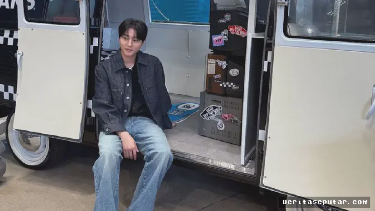 Young K DAY6 Curi Perhatian di Peluncuran Vans Authentic Seoul