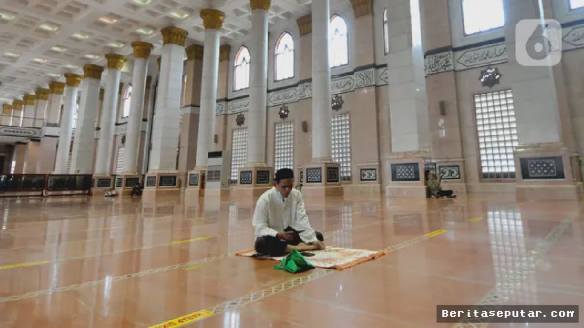 Umat Muslim Perbanyak Ibadah Ramadhan di Masjid Kubah Emas
