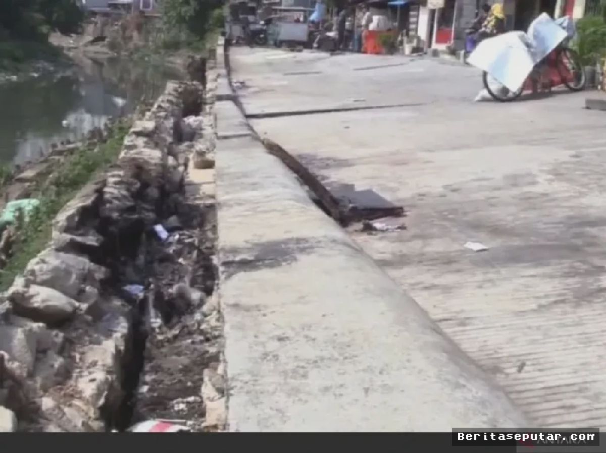 Pulogadung — Jalan Cinta Amblas Lima Bulan Diperbaiki Permanen Tahun Ini