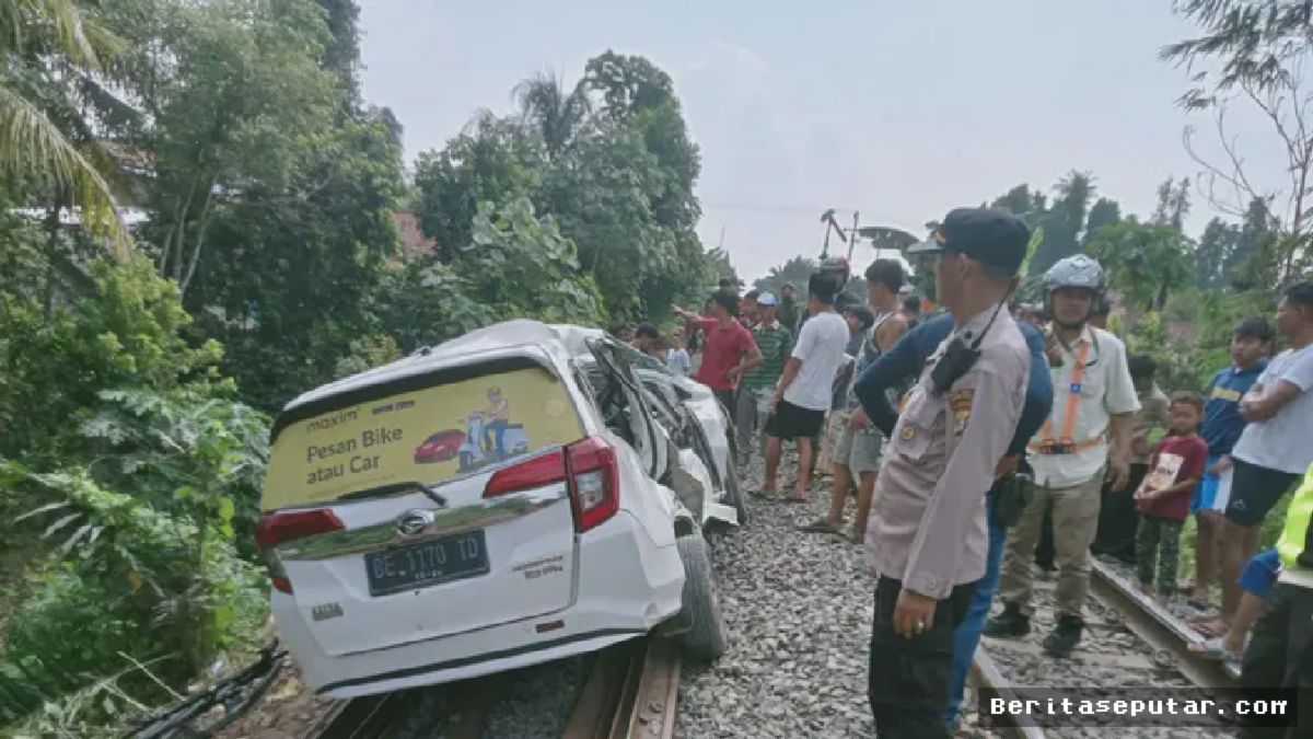 [Lampung Selatan] — Mobil Taksi Online Ringsek Ditabrak Kereta di Perlintasan Tanpa Palang