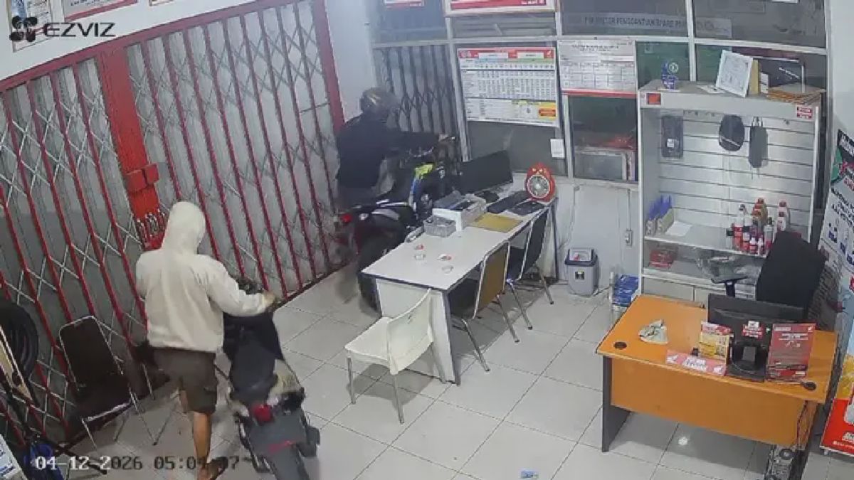 CCTV Bongkar Aksi Komplotan Pembobol Dealer Motor di Lampung