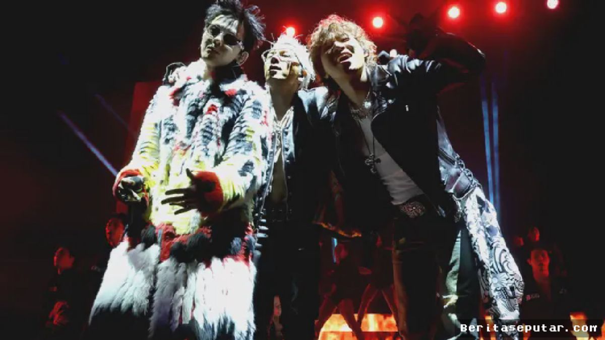 Coachella 2026 — Mantel Bulu G-Dragon Curi Perhatian Saat BigBang Tampil