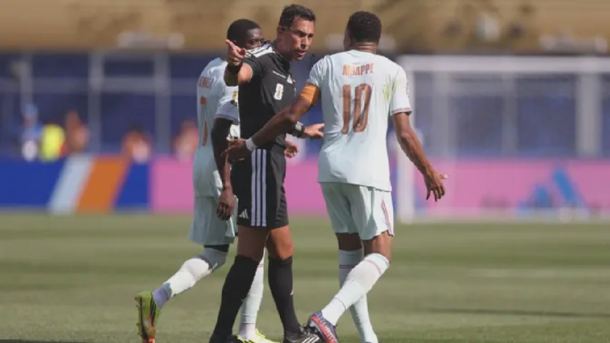 Kylian Mbappe dan Wasit Facundo Tello Terlibat Diskusi Panas di Perempat Final Prancis Lawan Maroko