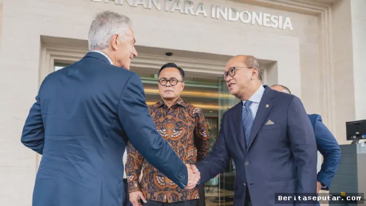 Di sebuah ruang pertemuan bercat putih gading yang sunyi dari riuh ibu