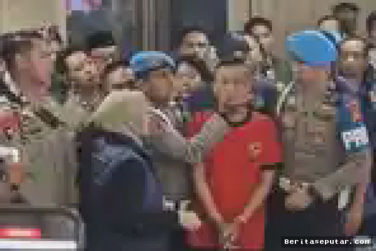 Gelap pekat seolah menyelimuti sebuah ruangan kecil di Bandung. Di balik pintu
